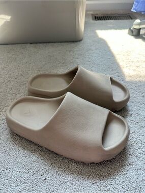 Adidas Yeezy slides